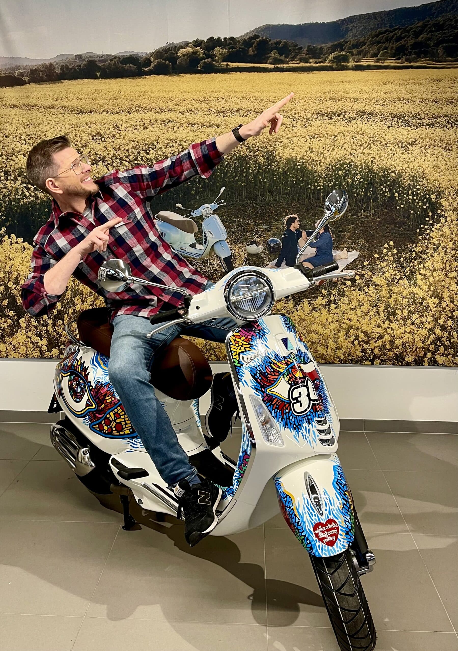 Vespa Filipa Chajzera w unikalnych barwach WOŚP na licytacji