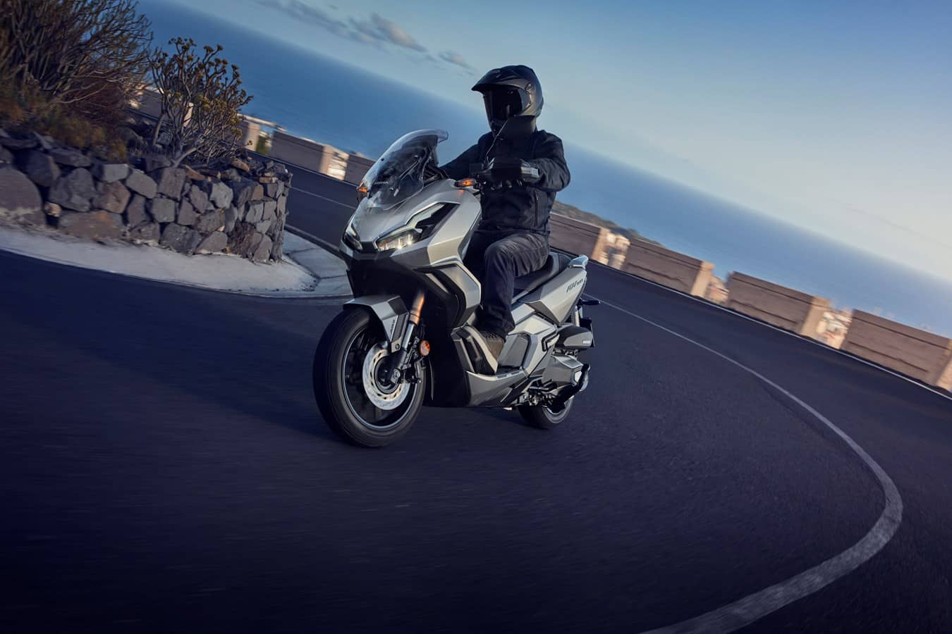 Honda ADV 350 2022: nowy skuter w stylu Adventure wjeżdża na salony [zdjęcia, cena, dane techniczne]