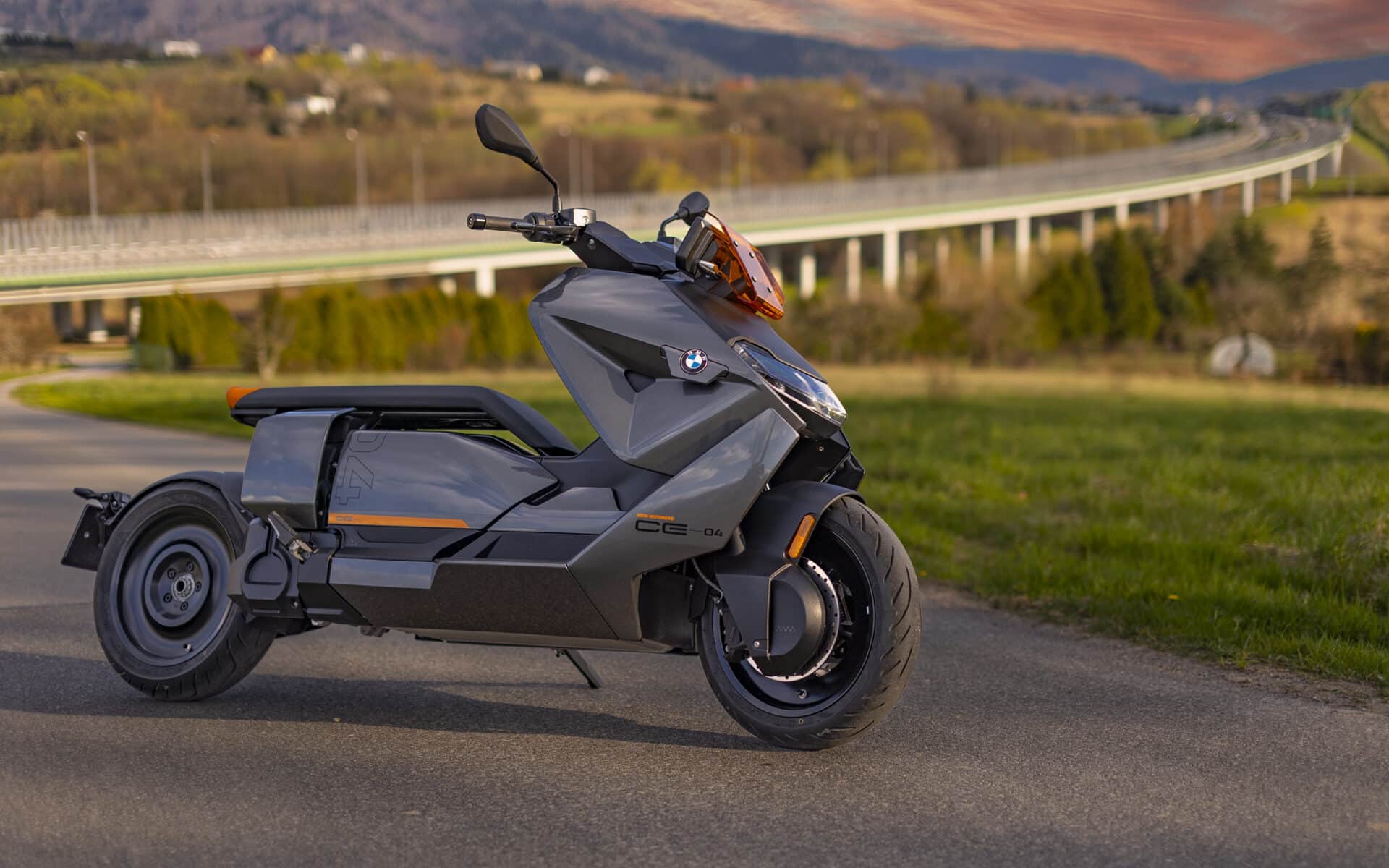 BMW CE-04: elektryczny maksiskuter prosto z deski kreślarskiej. Jaki ma realny zasięg? [cena, zdjęcia, wideo, dane techniczne]