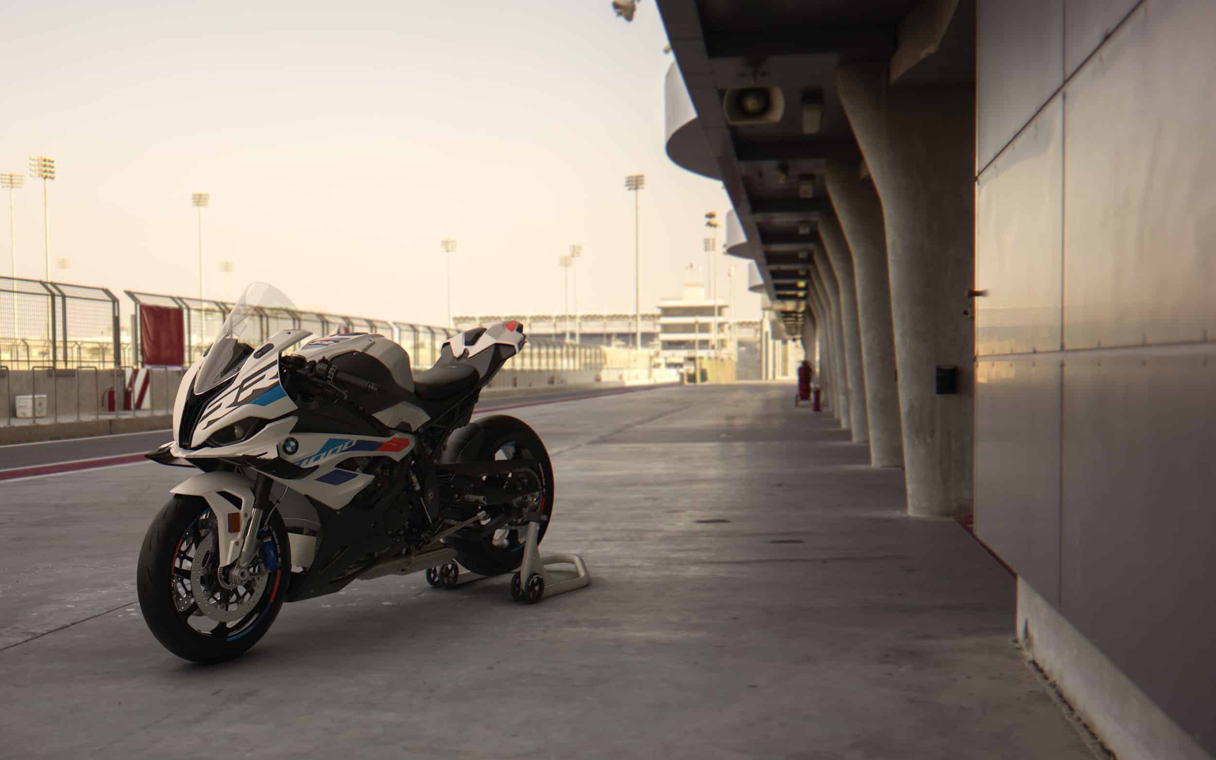 Nowe BMW S 1000 RR 2023: wszystko co musisz wiedzieć o bawarskim pocisku w najnowszej wersji
