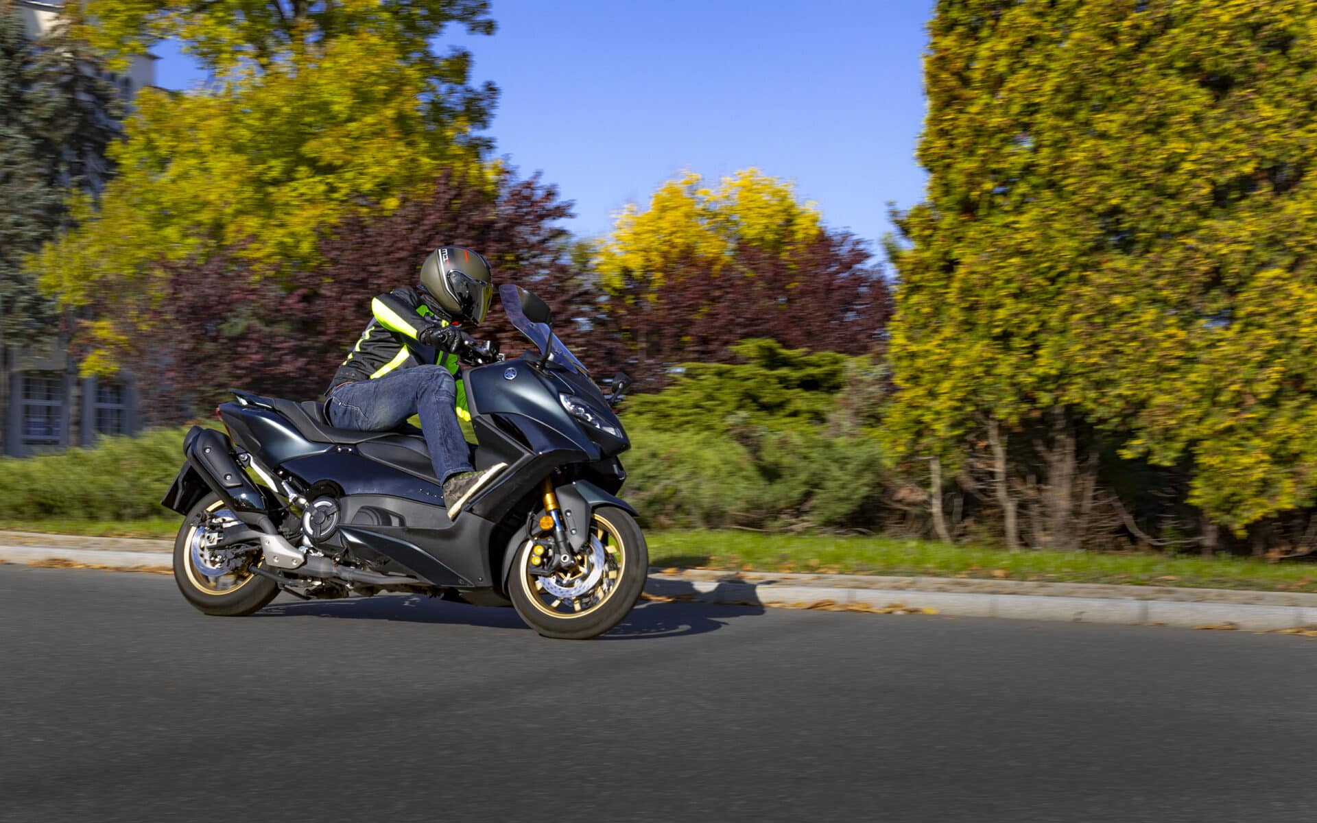 Yamaha Tmax Tech Max 2022: co oferuje sułtan skuterów w wersji jeszcze bardziej premium?