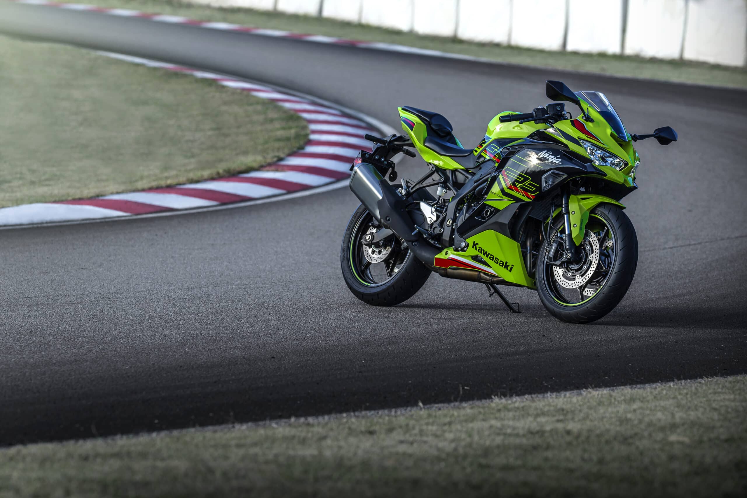 Kawasaki ZX4R 2023 Wściekły zielony pocisk powraca. Ile będzie mieć