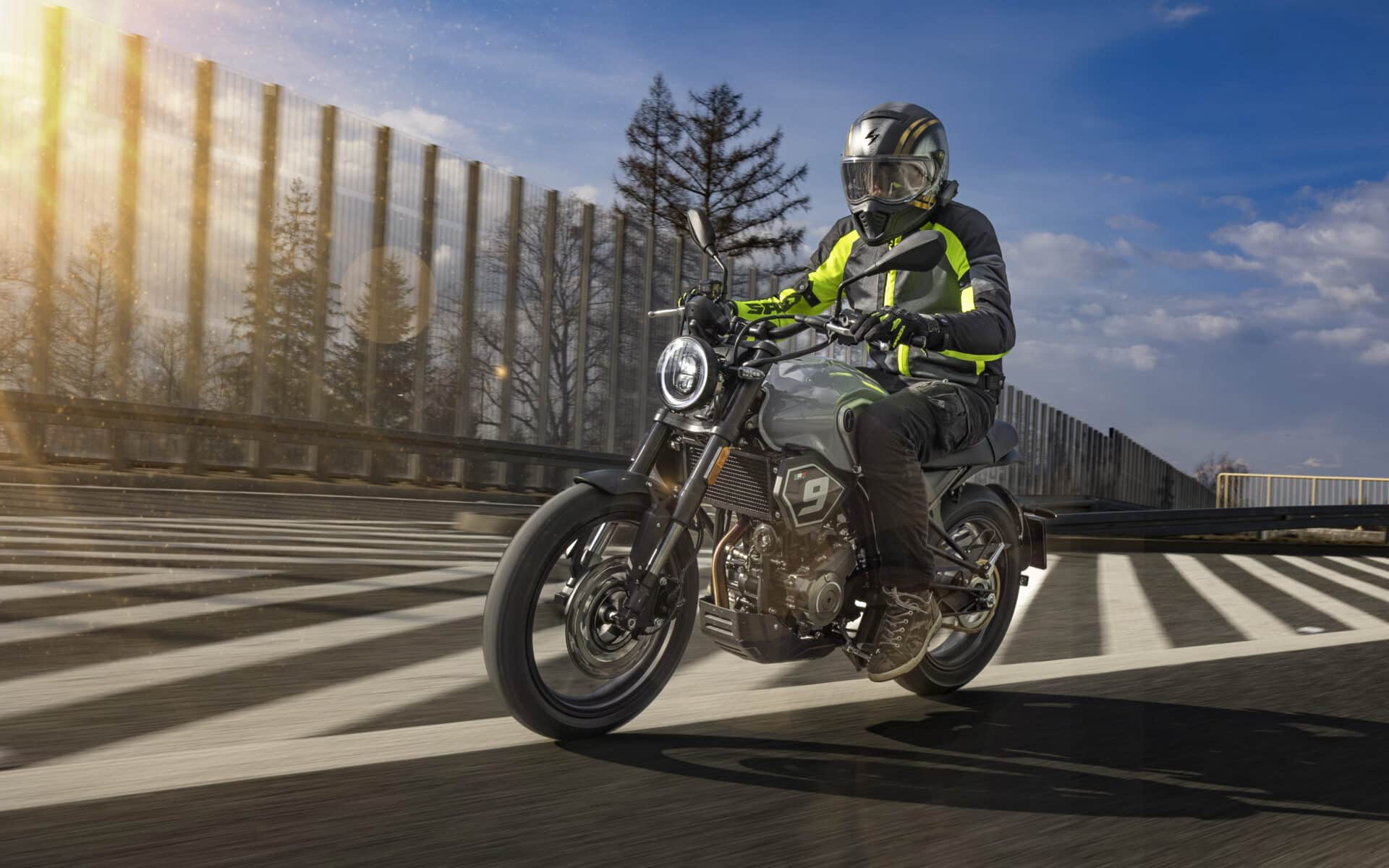 Junak SC 300: scrambler na niby, motocykl na serio [cena, zdjęcia, dane techniczne, wideo]