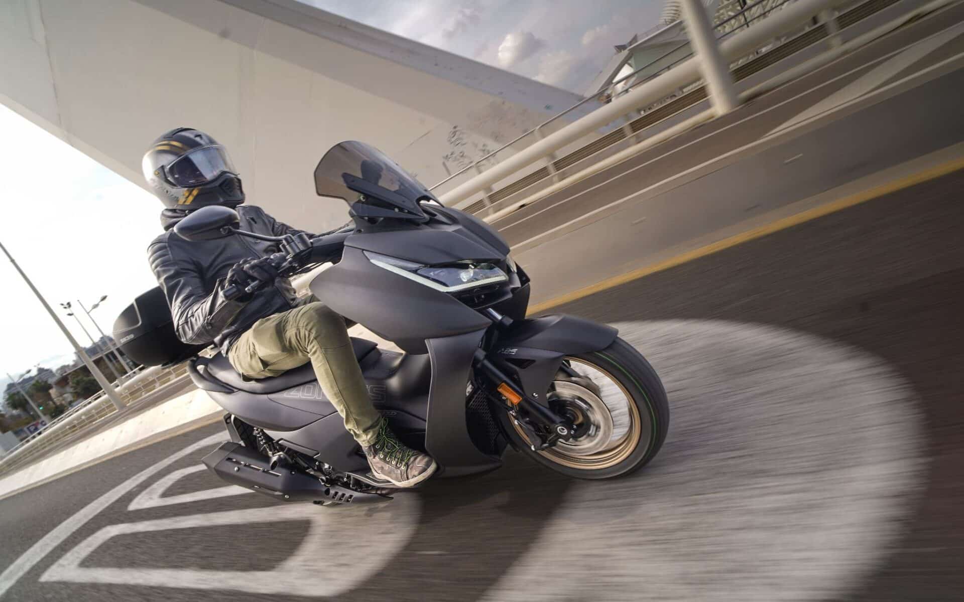 Zontes 350 D 2023: na ten skuter czekało wielu [test, zdjęcia, cena, dane techniczne]