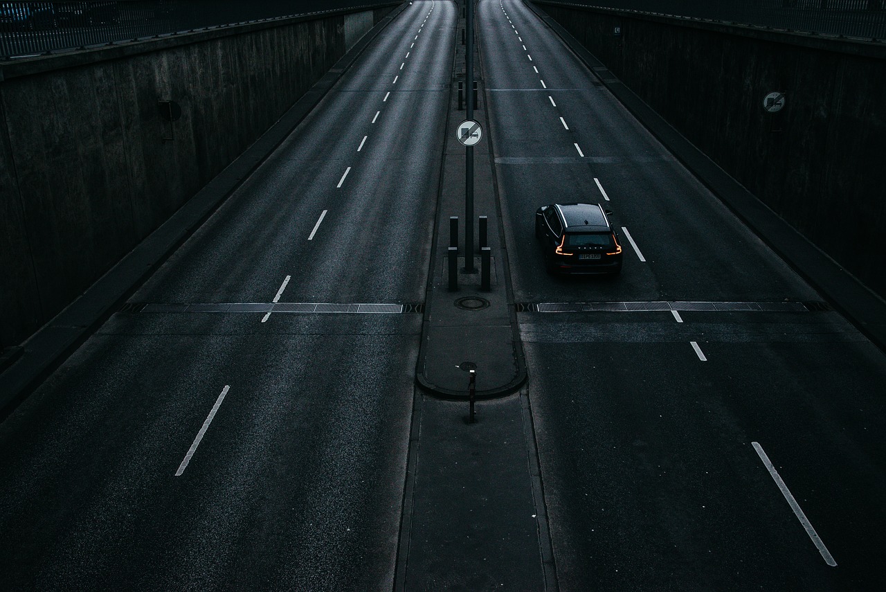 Niemcy pod prąd ekologii? Znoszą ograniczenia prędkości na autostradach.