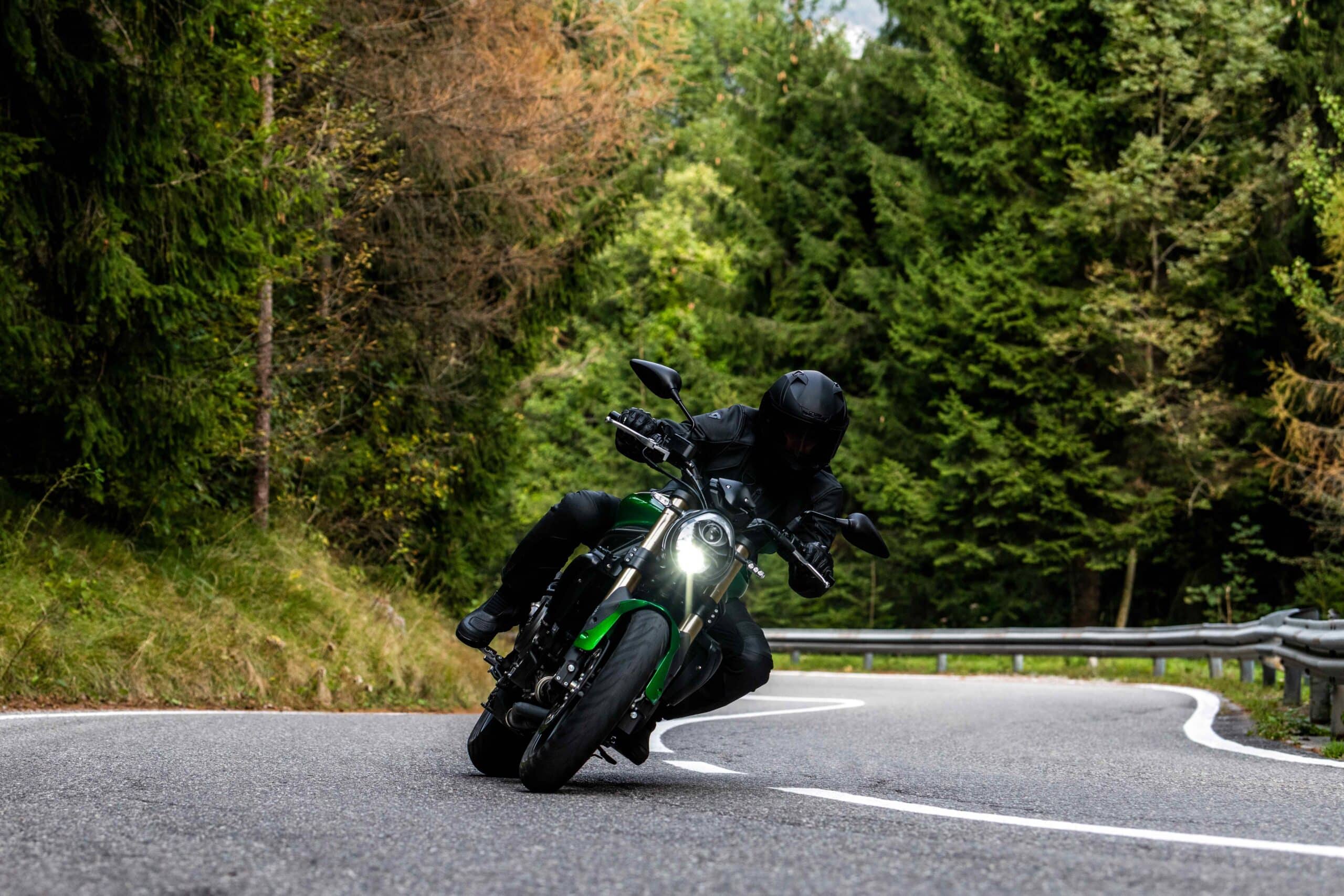 Najtańszy sensowny naked? Benelli 752S. Nasz test, zdjęcia, opis, dane techniczne,