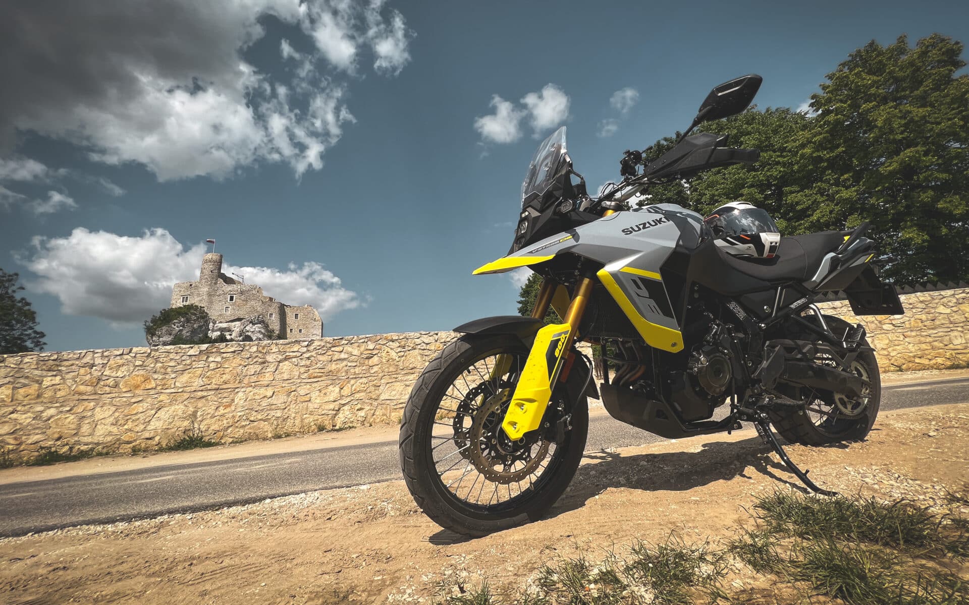 Kacperek zabrał Suzuki V-Stroma 800 DE w podróż. Czy na trasie jest dużo gorszy niż 1050 DE?