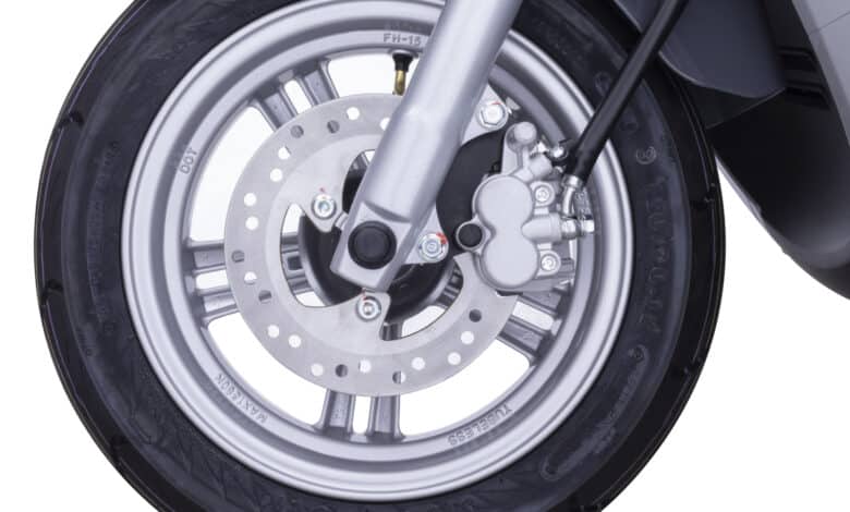 ABS w motocyklach klasy 125 – konieczność czy chwyt marketingowy?
