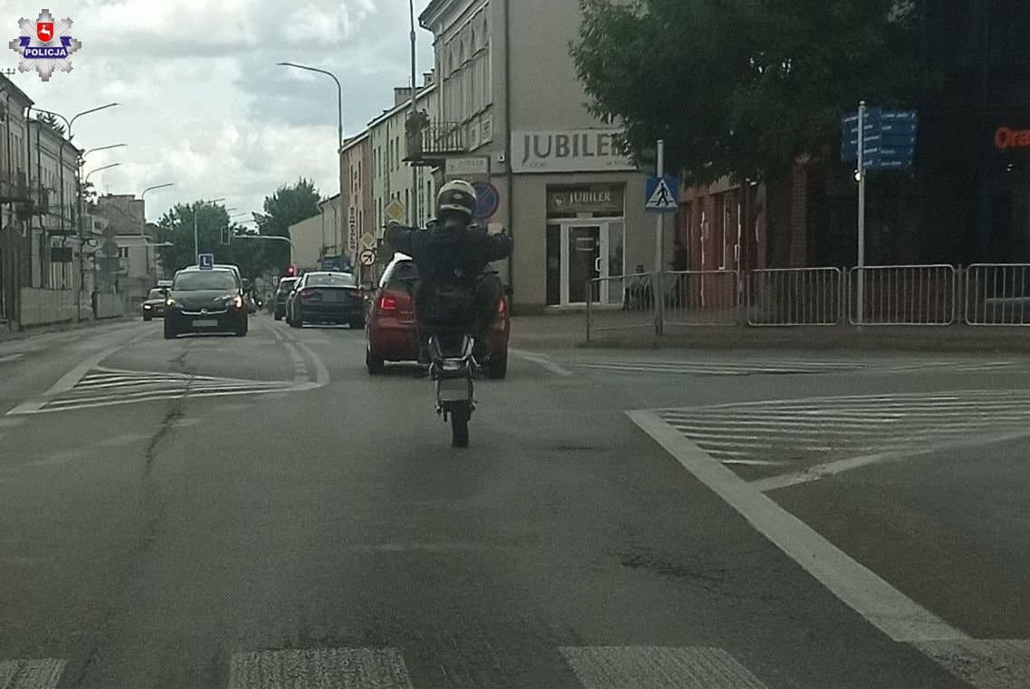 Obywatel zrobił zdjęcia 18-latkowi, który jechał motocyklem na tylnym kole i stracił prawo jazdy