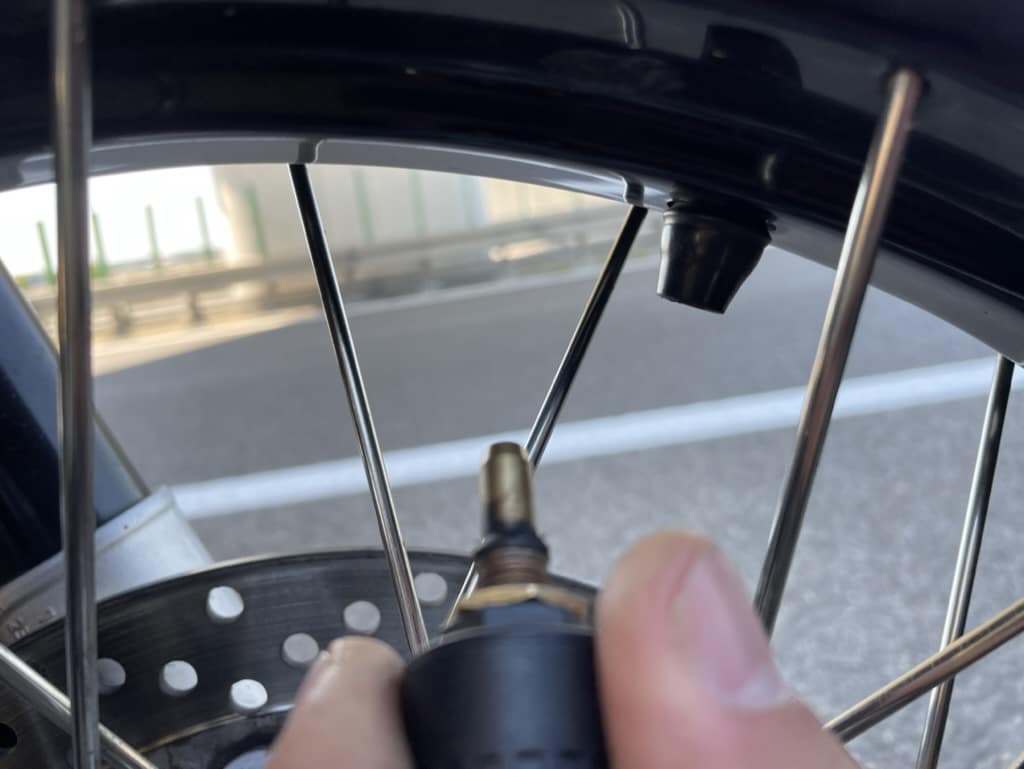 Przebita opona w motocyklu na trasie – te 4 sposoby pomogą ci wyjść z opresji