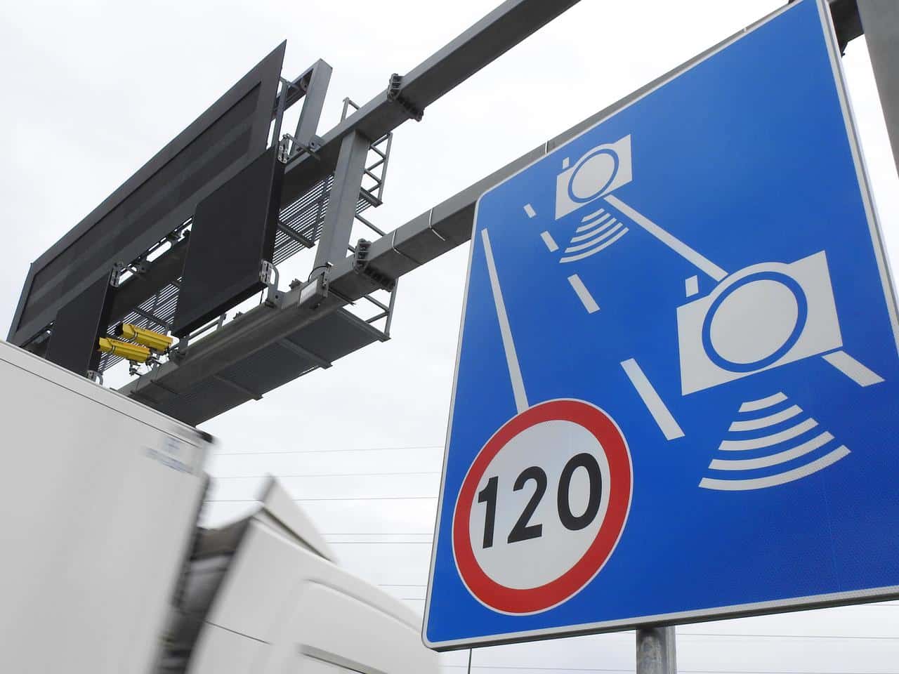 Motocyklisto strzeż się odcinkowych pomiarów prędkości – są bardzo skuteczne! [STATYSTYKI, DANE, LOKALIZACJE]