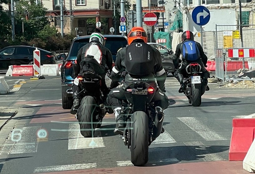 Jaki mandat grozi za podgiętą, brudną, zakrytą tablicę rejestracyjną w motocyklu? [MANDAT, KARA, PRZEPISY, POLICJA]