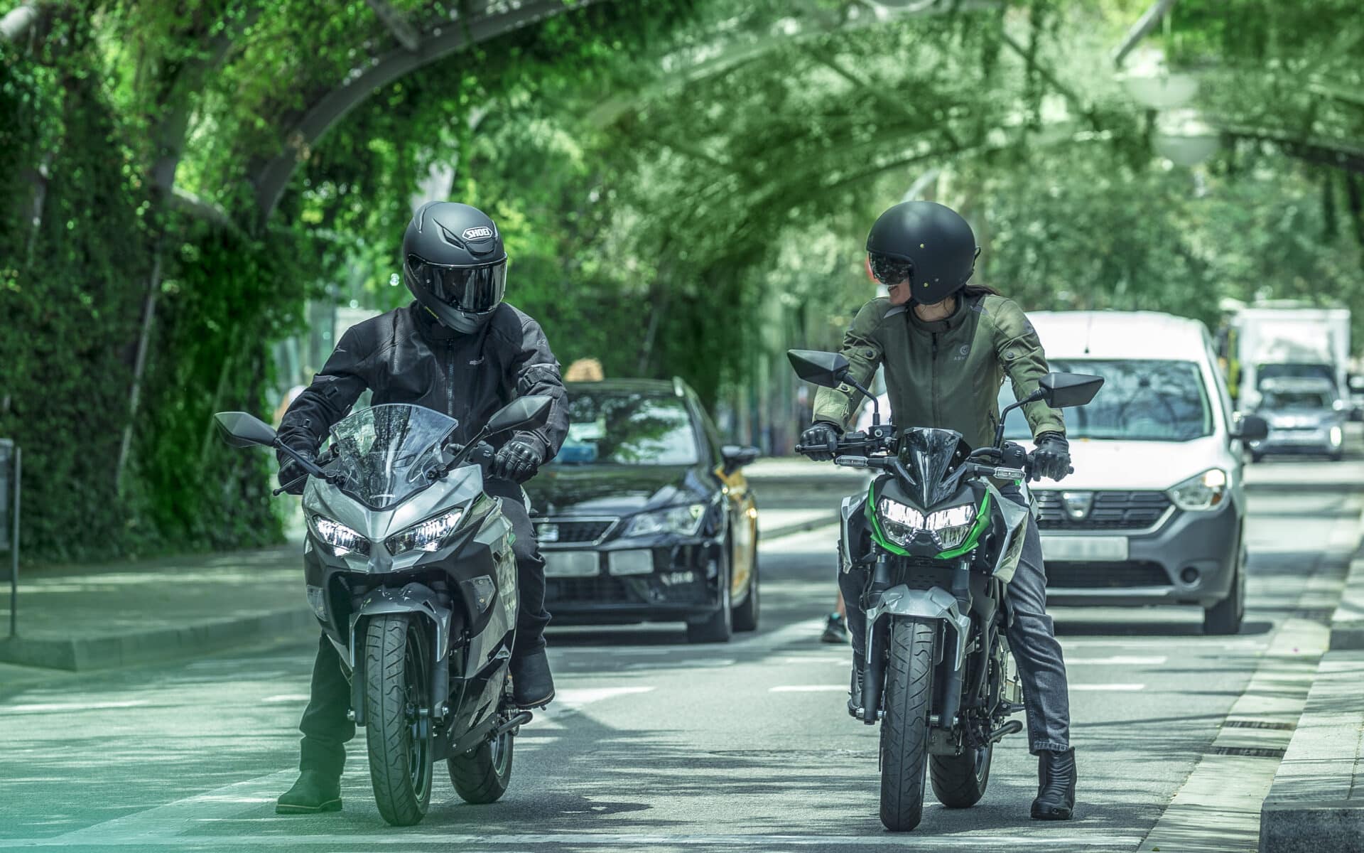 Kawasaki rozpoczyna nową erę – tak prezentują się elektryczne modele e-1 oraz Z e-1 [dane techniczne, zdjęcia, cena]
