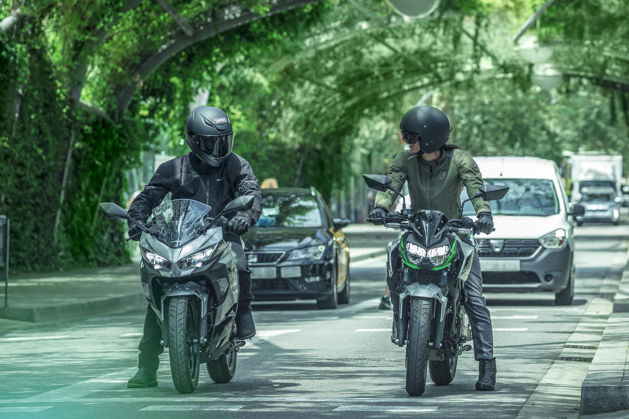 Kawasaki rozpoczyna nową erę – tak prezentują się elektryczne modele e-1 oraz Z e-1 [dane techniczne, zdjęcia, cena]
