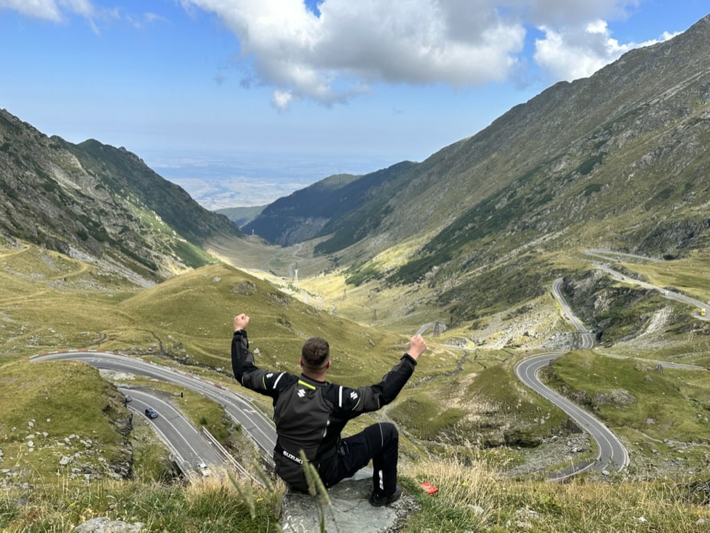 Trójkąt ostrzegawczy, apteczka, kamizelki i gaśnica – to obowiązkowe wyposażenie motocykla w Rumunii – czy należy je ze sobą mieć? [MANDAT, KARA, POLICJA, KONWENCJA WIEDEŃSKA]