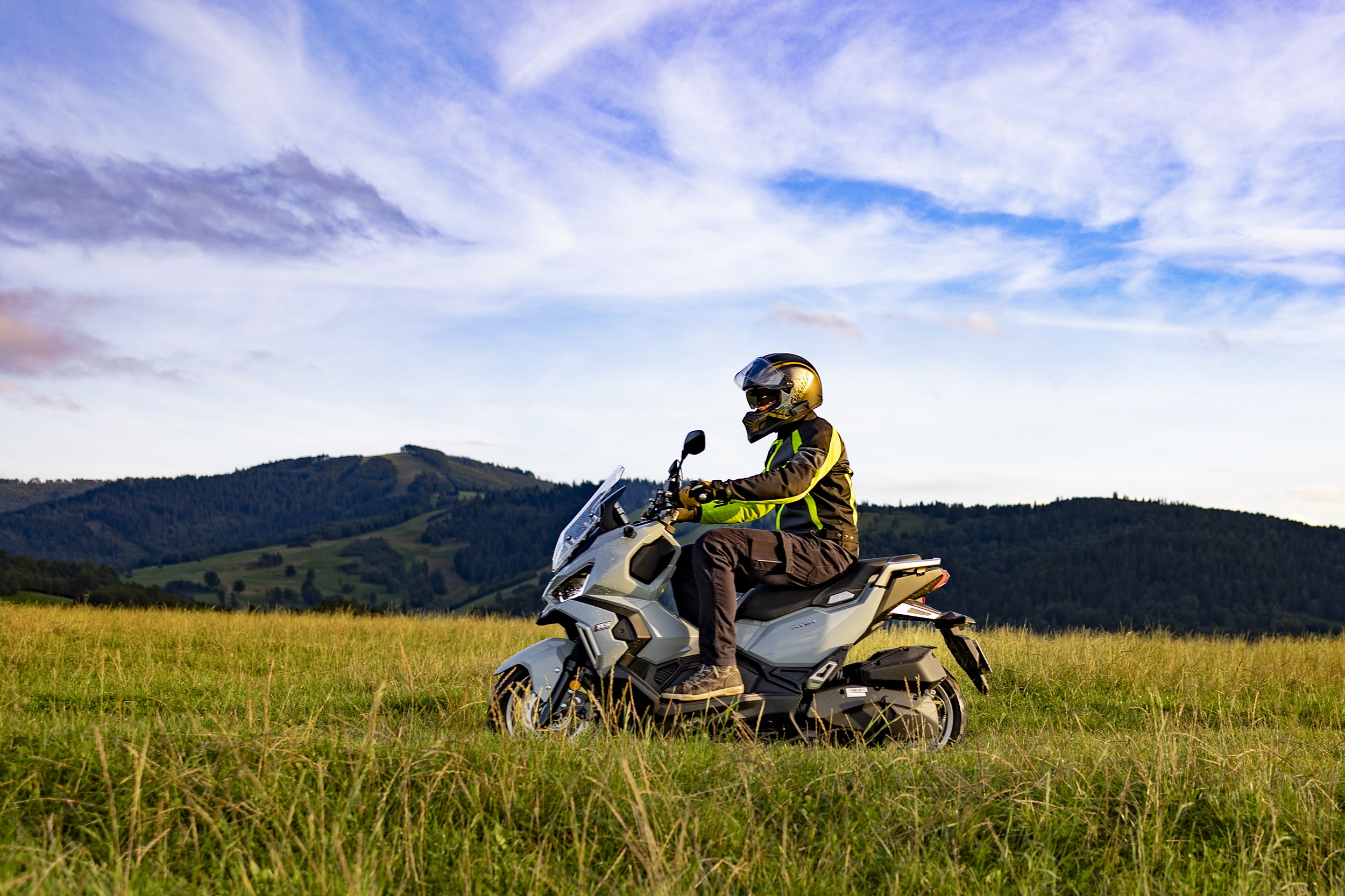 Jakimi pojazdami oprócz motocykli można jeździć posiadając kategorię B?