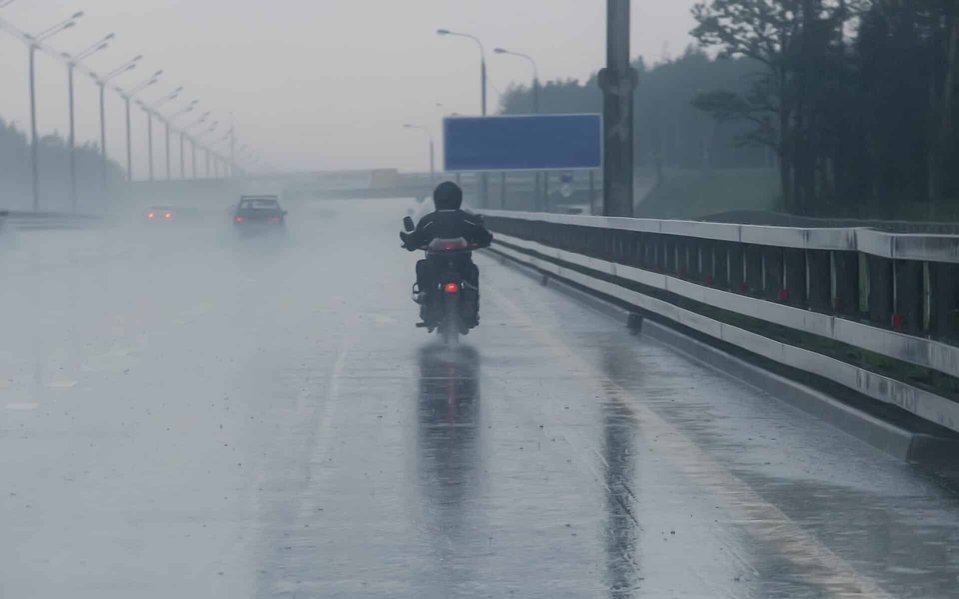Jechałem motocyklem i złapał mnie deszcz – czy warto narzekać? Jak sobie poradzić z deszczem na trasie?