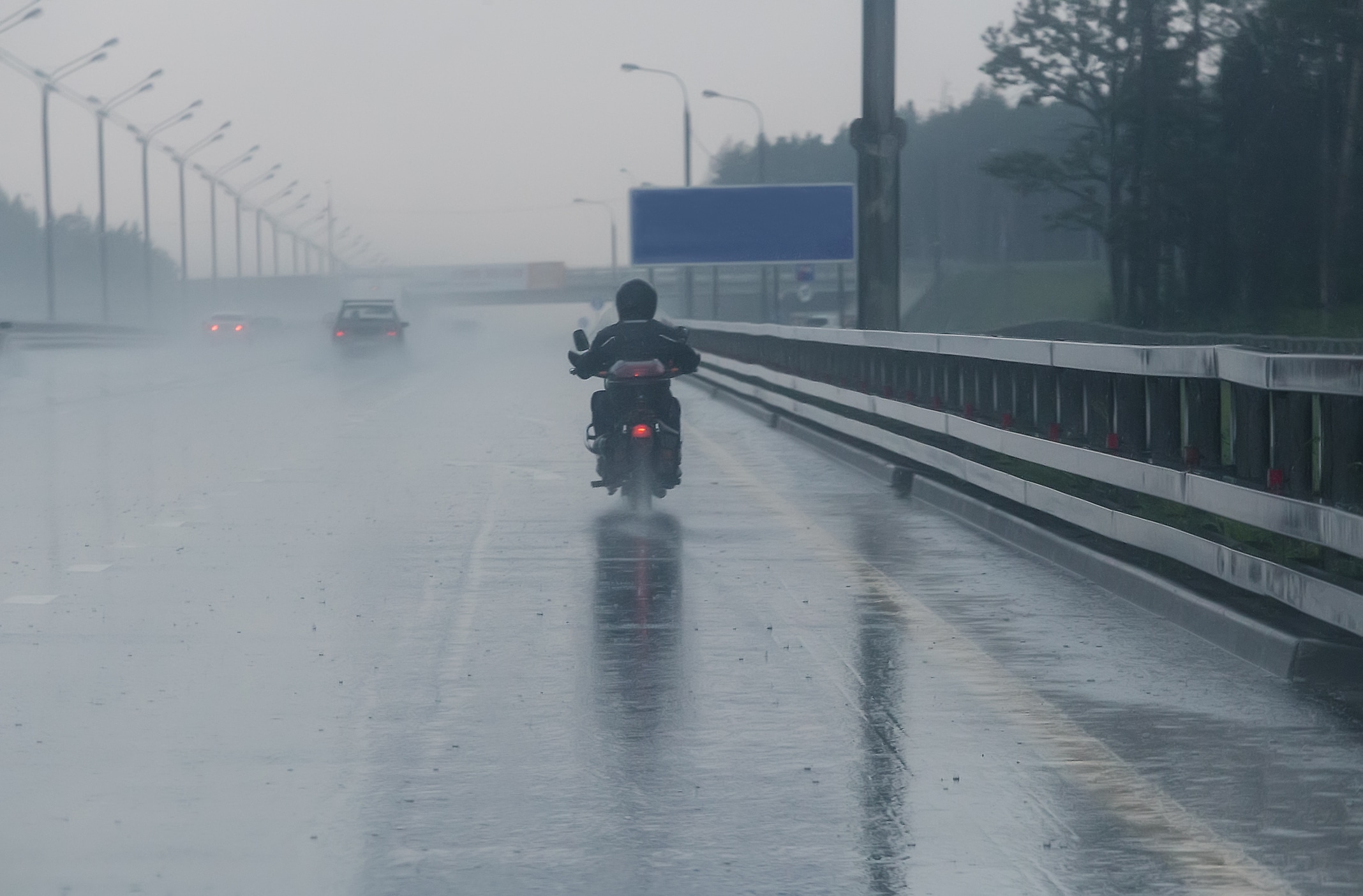 Jechałem motocyklem i złapał mnie deszcz – czy warto narzekać? Jak sobie poradzić z deszczem na trasie?
