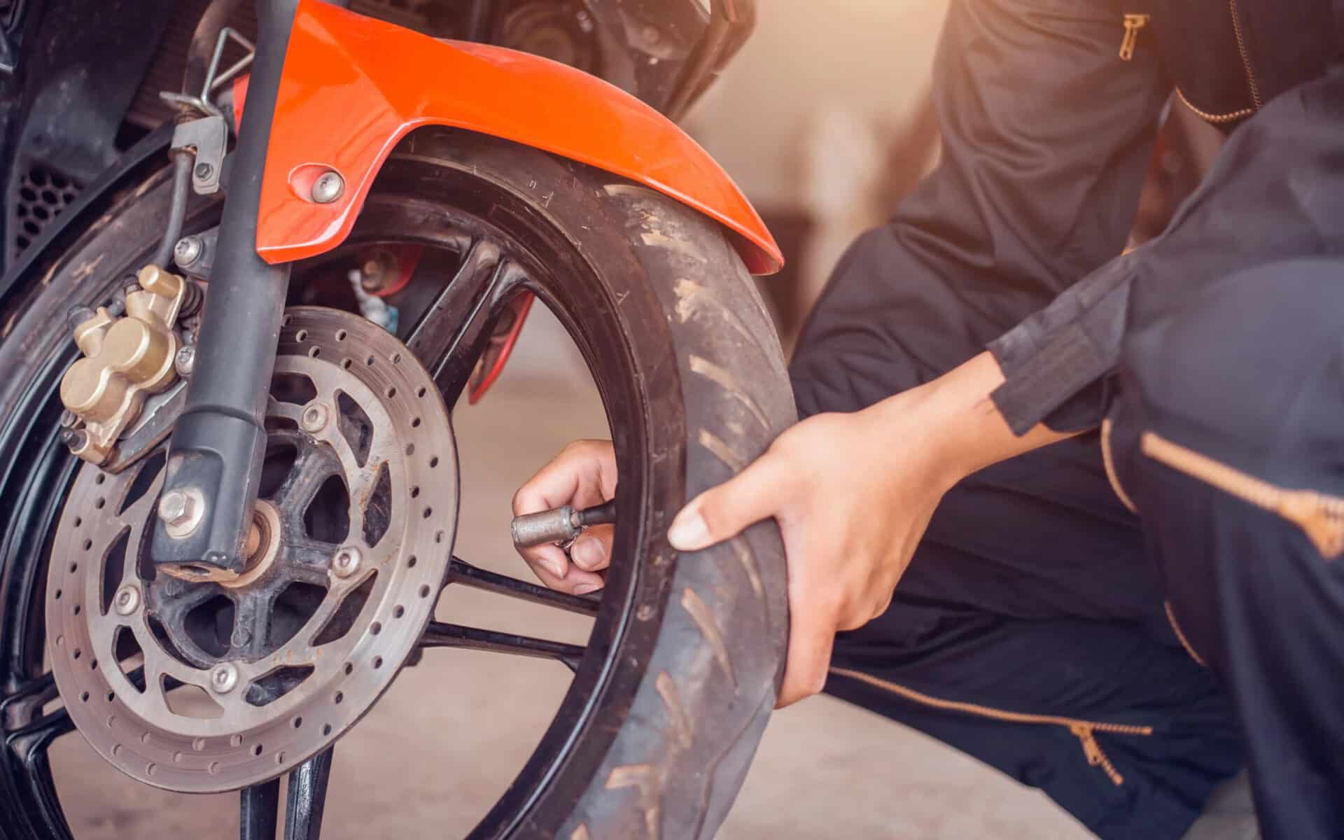 Prawidłowe ciśnienie w oponach motocyklowych jest bardzo ważne! Jakie powinno być i jak je odpowiednio dobrać?