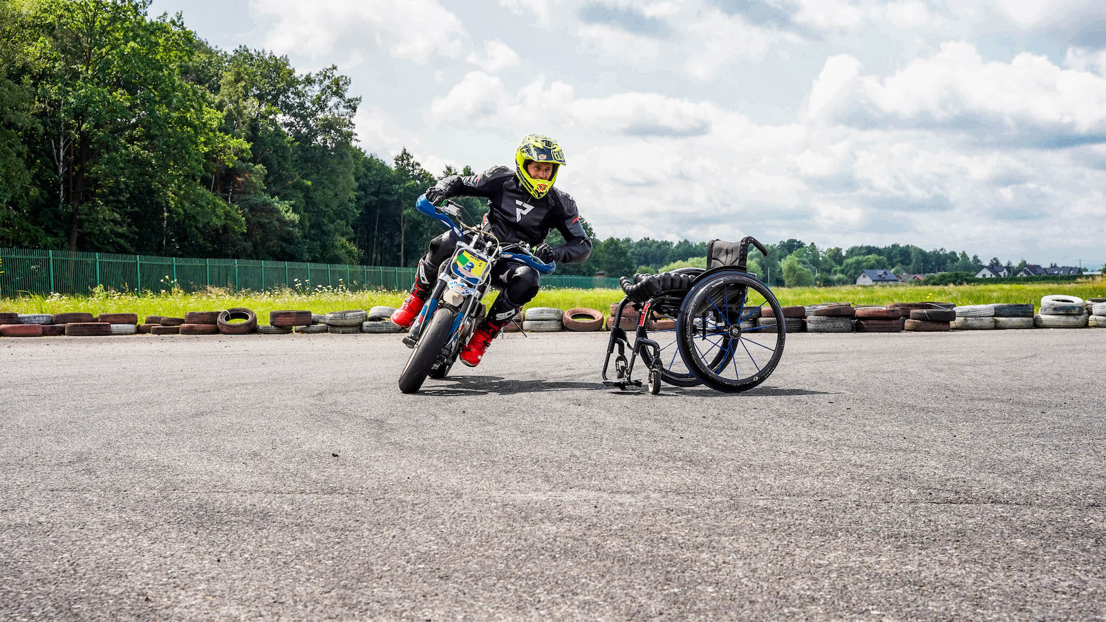 Z wózka inwalidzkiego na Mistrzostwa Polski Pit Bike SM – niesamowita historia Jana Folgi