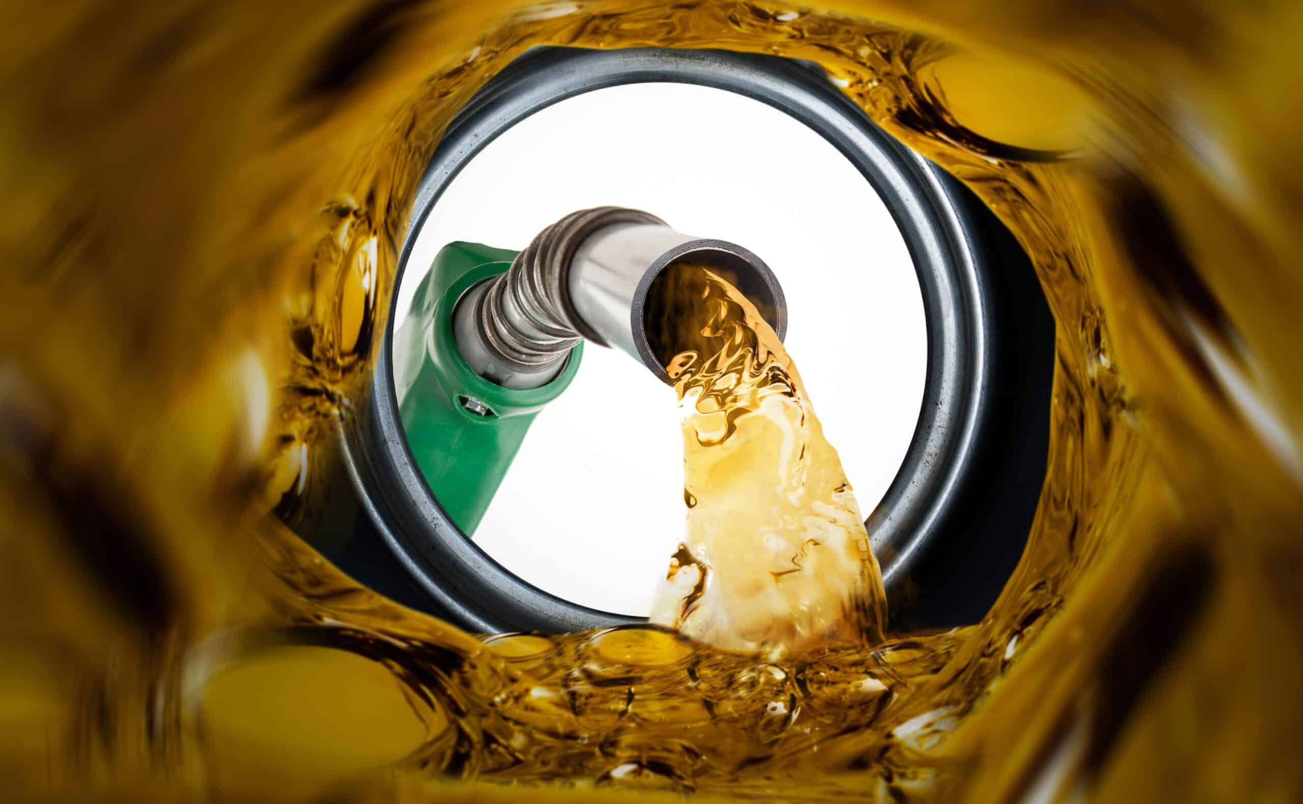 Polak opracował tanią i ekologiczną benzynę z PLASTIKU! – Czy tak wygląda alternatywa dla napędu elektrycznego?
