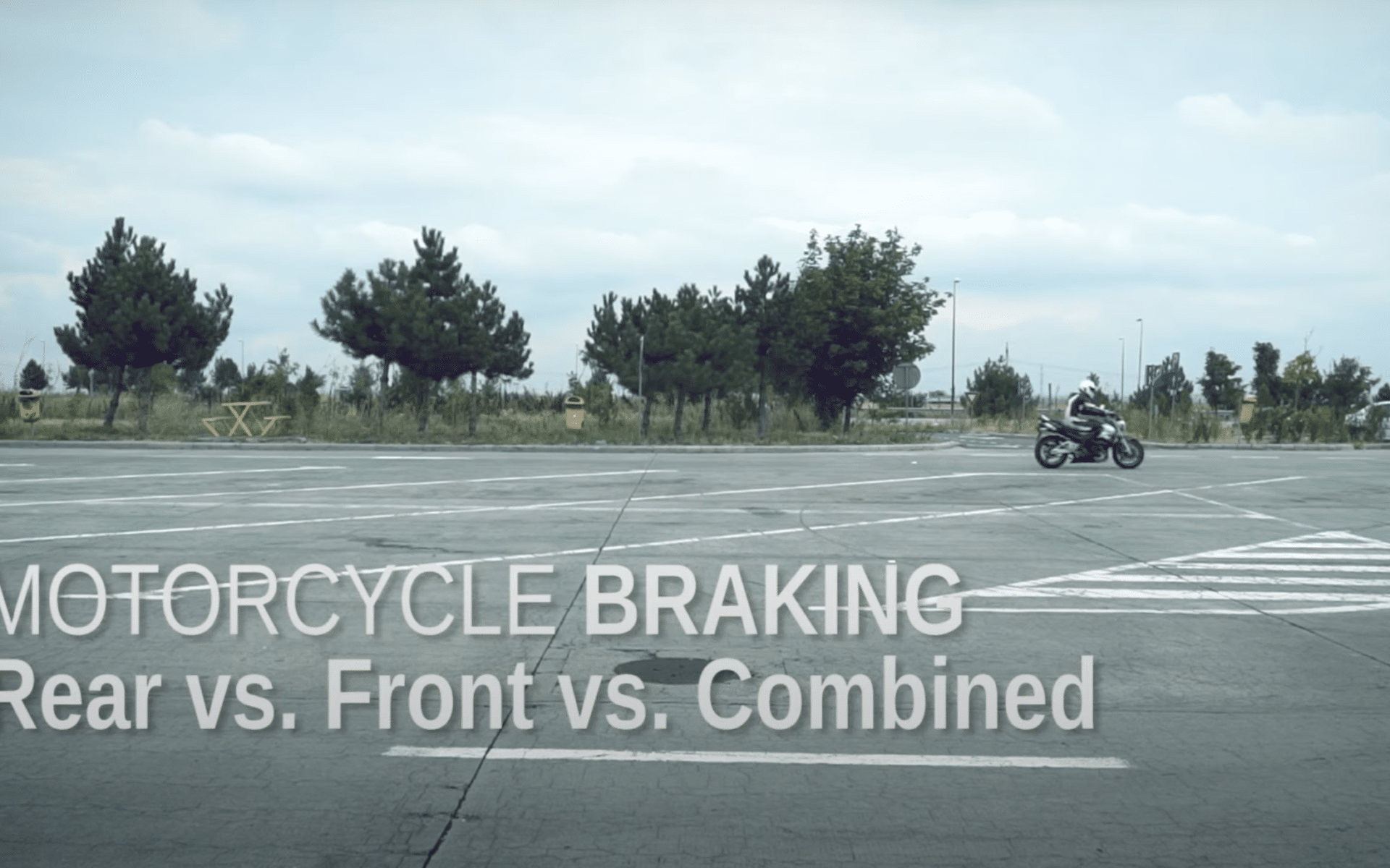 Jak prawidłowo hamować motocyklem? Przodem, tyłem czy dwoma naraz? [VIDEO]