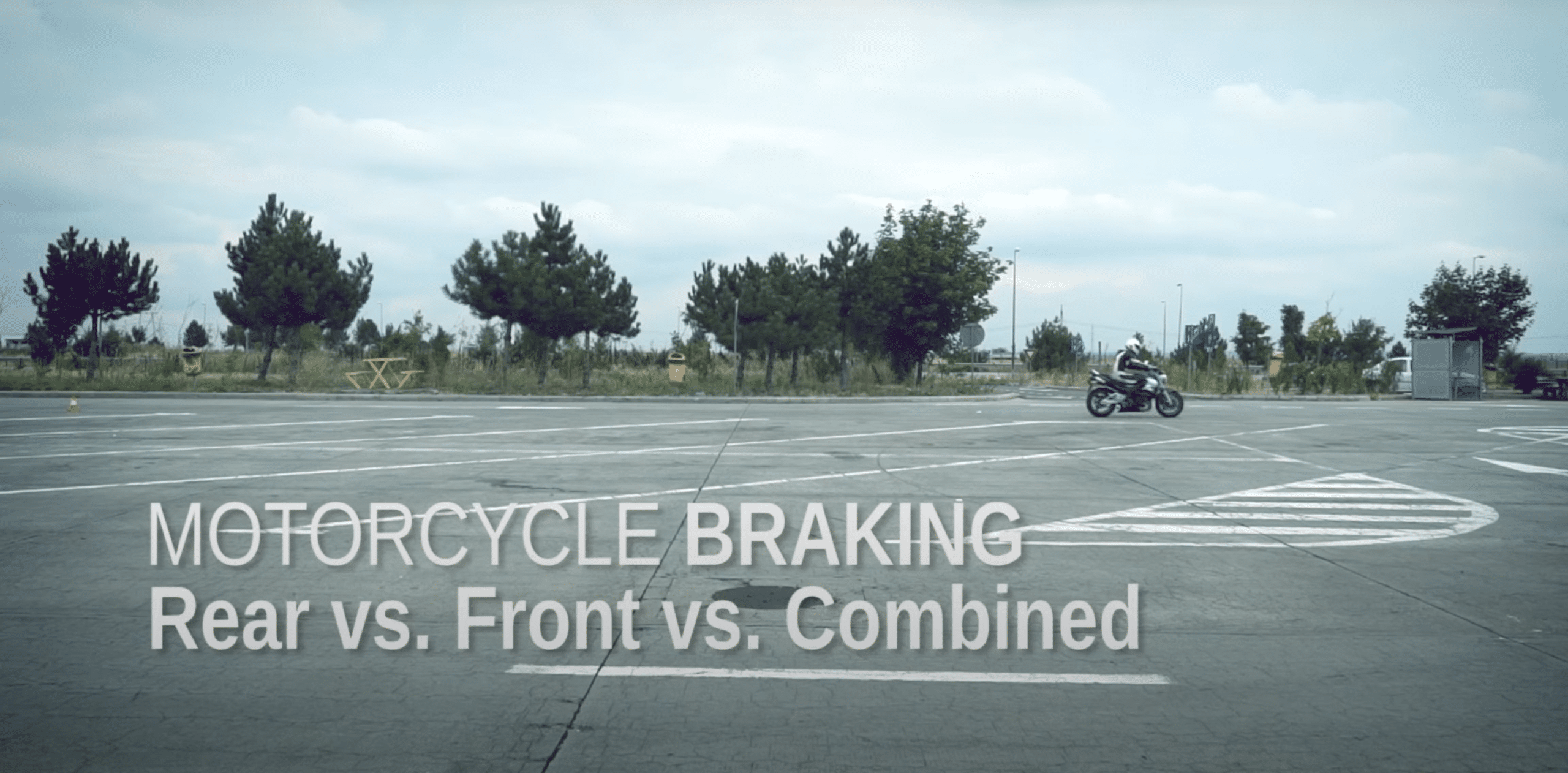 Jak prawidłowo hamować motocyklem? Przodem, tyłem czy dwoma naraz? [VIDEO]