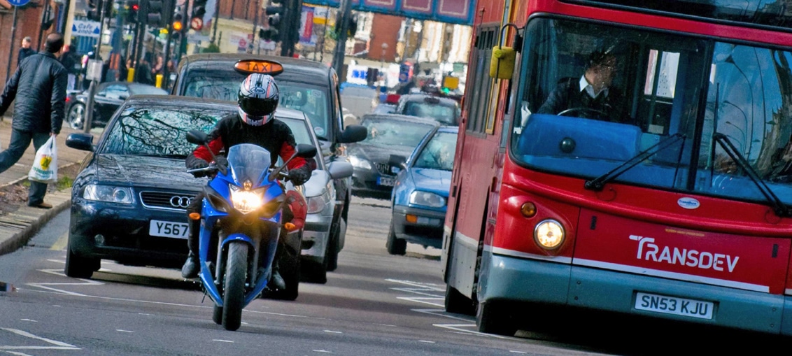 Motocykl, rower, samochód czy komunikacja miejska? Który środek transportu jest najszybszy w mieście?
