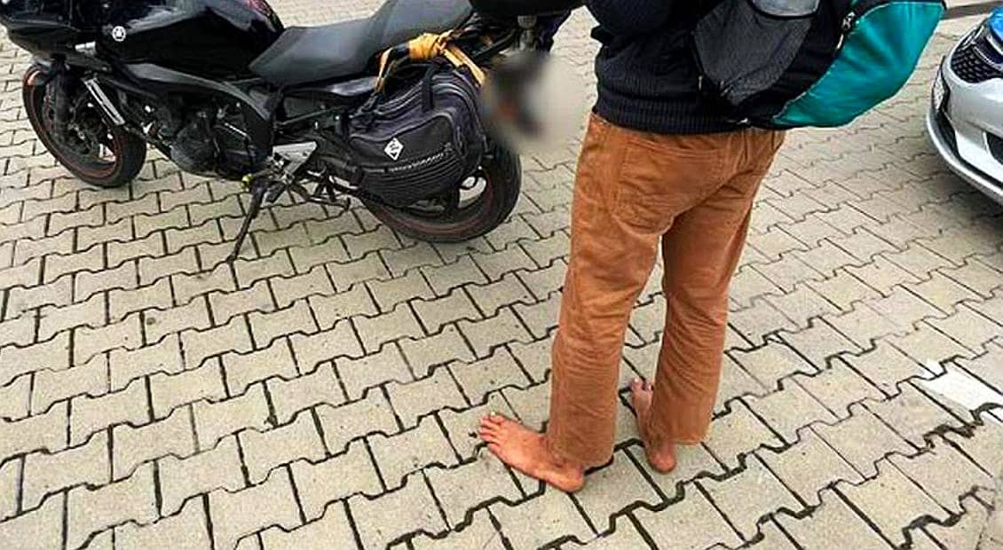 Motocyklista z Łodzi jechał na bosaka i bez kasku, a na kierownicy miał głośnik i ptasie pióra – wolność w nieco kontrowersyjnym wydaniu