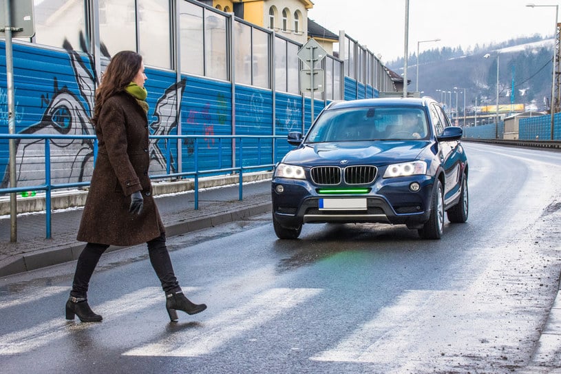 Przednie światło stop w kolorze zielonym najlepszym ratunkiem dla pierwszeństwa pieszych?
