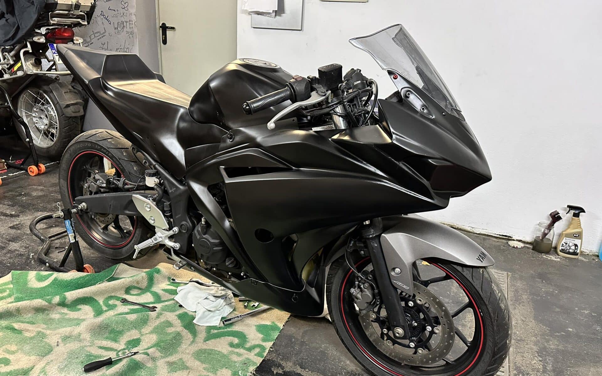 AmaTOR Victorsky – nowe szaty króla, czyli nierówna walka z laminatami – Yamaha R3 na tor [ODCINEK 3]