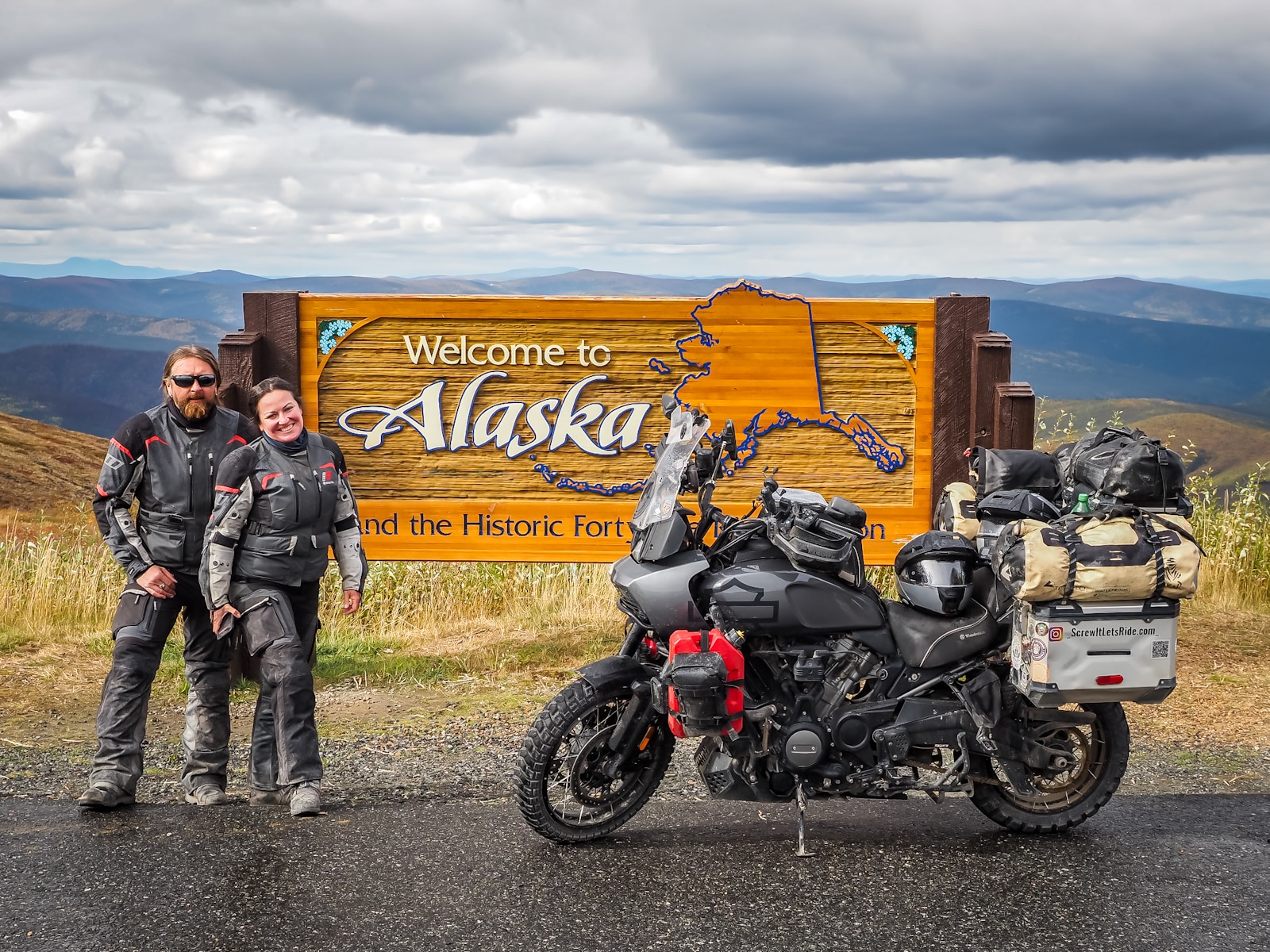 Grzegorz i Ela (Screw It Let’s Ride) po 18 miesiącach podróży i prawie 100 000 km wrócili do Polski!