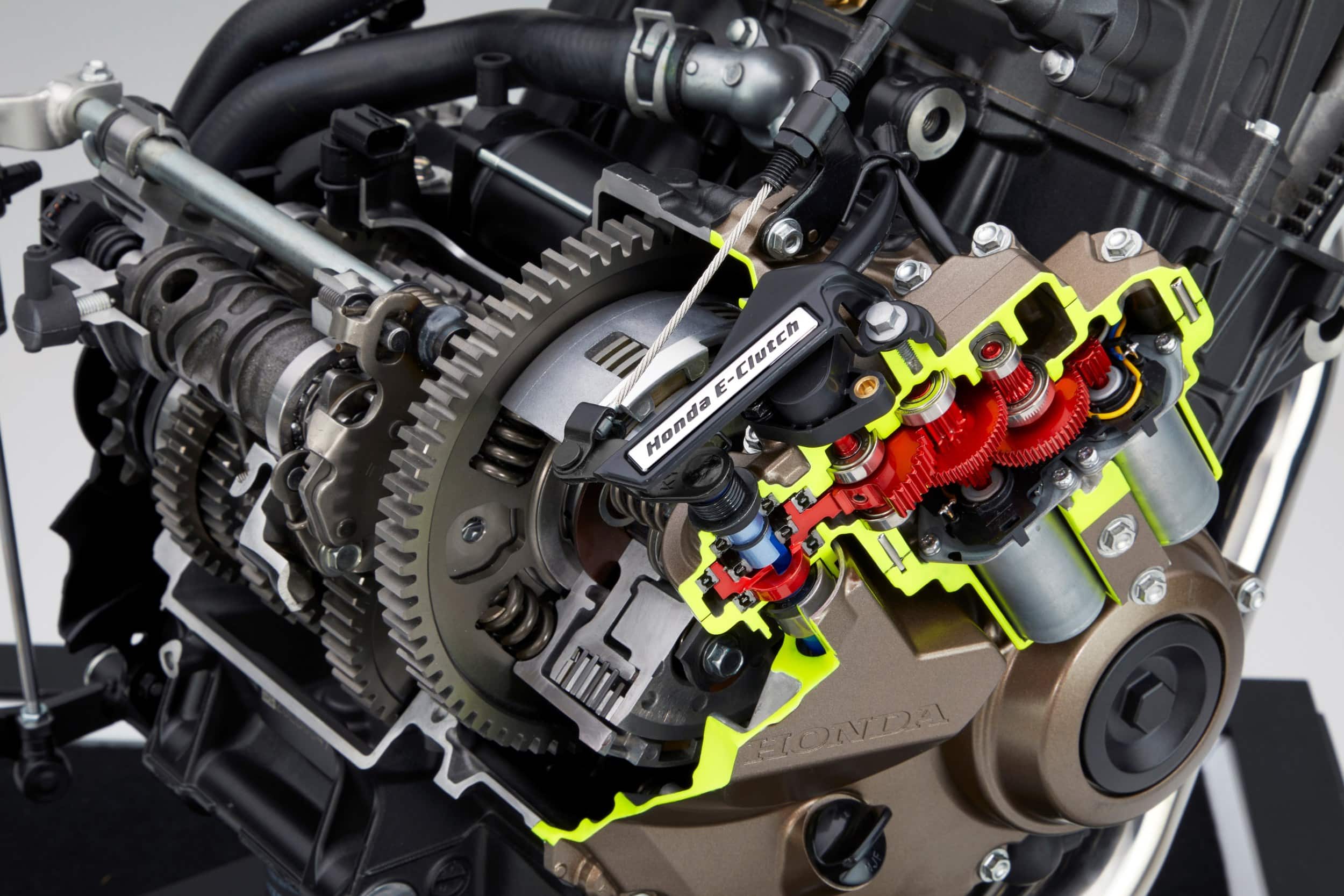Honda E-Clutch – elektroniczne sprzęgło przenoszące jazdę motocyklem na zupełnie inny poziom komfortu [JAK DZIAŁA, TECHNOLOGIA, ROZWIĄZANIE]