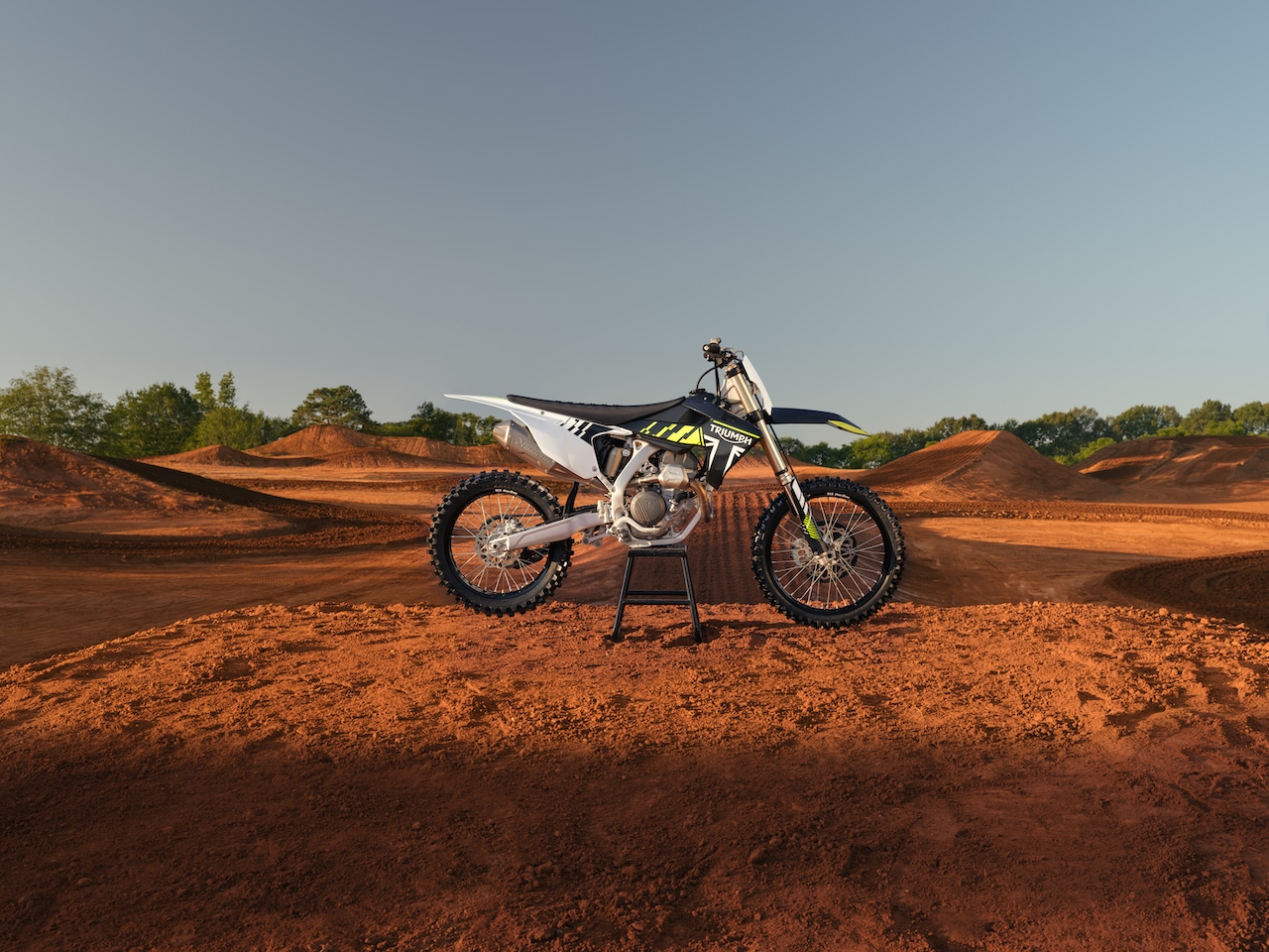 Triumph F 250-X – jednocylindrowy cross stworzony według brytyjskiej receptury [DANE TECHNICZNE, OPIS, SPECYFIKACJA]