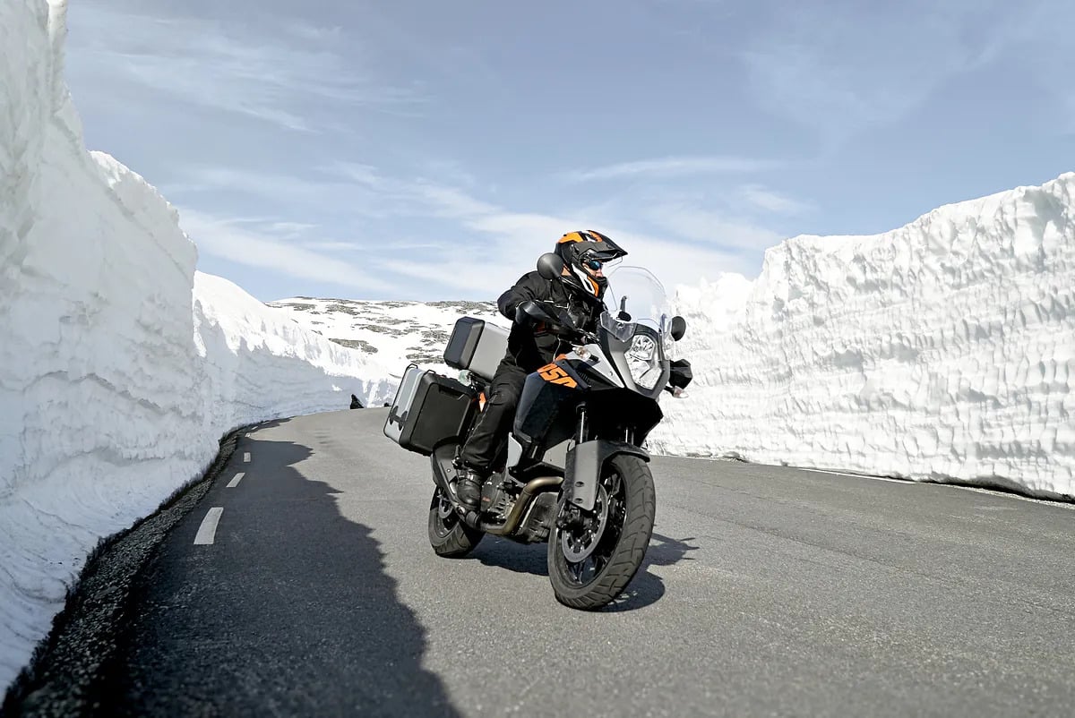 Jak przetrwać zimę i nie zwariować? Niby bez motocykli, ale jednak z ich udziałem [FELIETON]