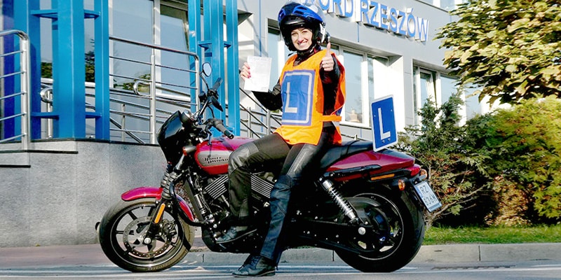 Prawo jazdy kategorii A2 – jakim motocyklem możesz jeździć? Kiedy można je zrobić i ile kosztuje? [KOMPENDIUM WIEDZY]