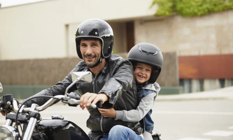 Czy wolno przewozić dziecko na motocyklu? [PRZEPISY, PRAWO, WIEK]