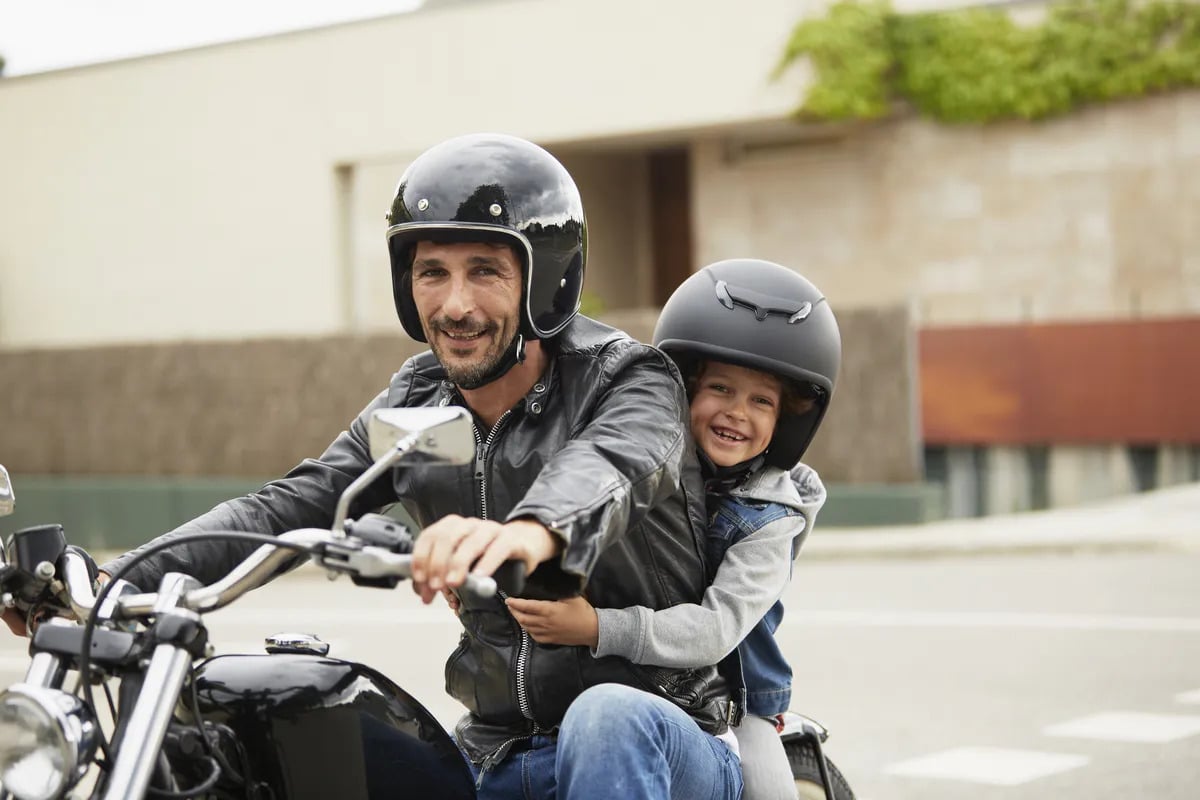 Czy wolno przewozić dziecko na motocyklu? [PRZEPISY, PRAWO, WIEK]