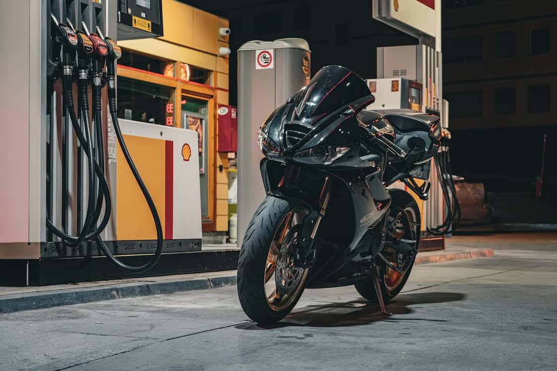 Benzyna E10 do motocykli – lista modeli topowych producentów, które można tankować nowym paliwem [DUCATI, BMW, TRIUMPH, HONDA, KAWASAKI I INNE]