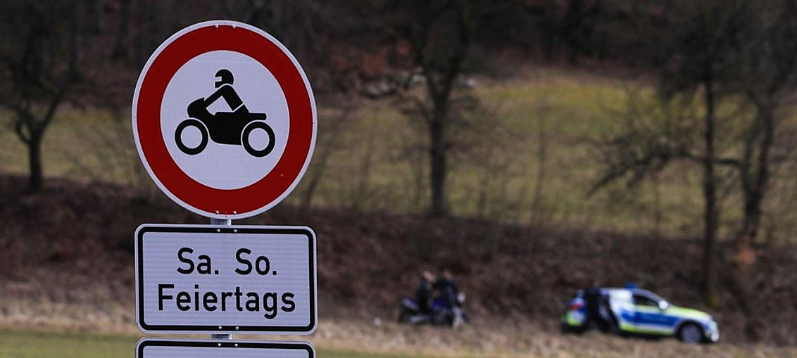 To nie akcesoryjne tłumiki są powodem zamkniętych dróg dla motocyklistów – konieczne jest wprowadzenie zmian