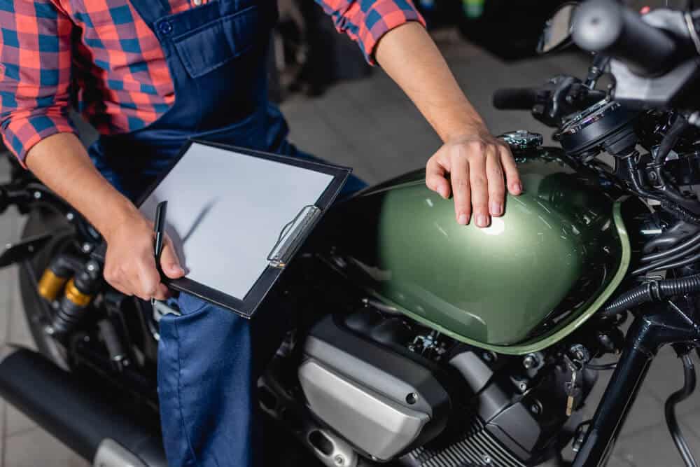 Jak zarejestrować motocykl, ile to kosztuje i jakie dokumenty należy mieć? [KOMPENDIUM WIEDZY]