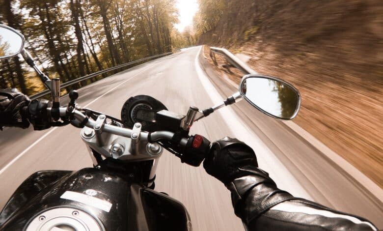 Przeciwskręt na motocyklu – jak działa i co to jest? [KOMPENDIUM WIEDZY]