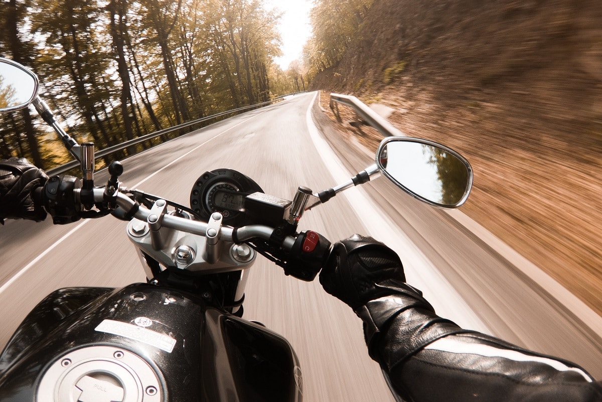 Przeciwskręt na motocyklu – jak działa i co to jest? [KOMPENDIUM WIEDZY]