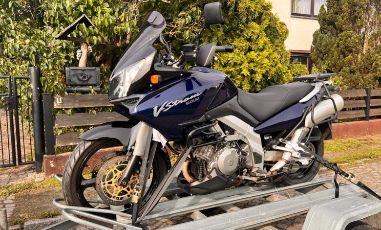 Jak prawidłowo przewozić motocykl na przyczepce? [PRAWO, ZASADY, PORADY]
