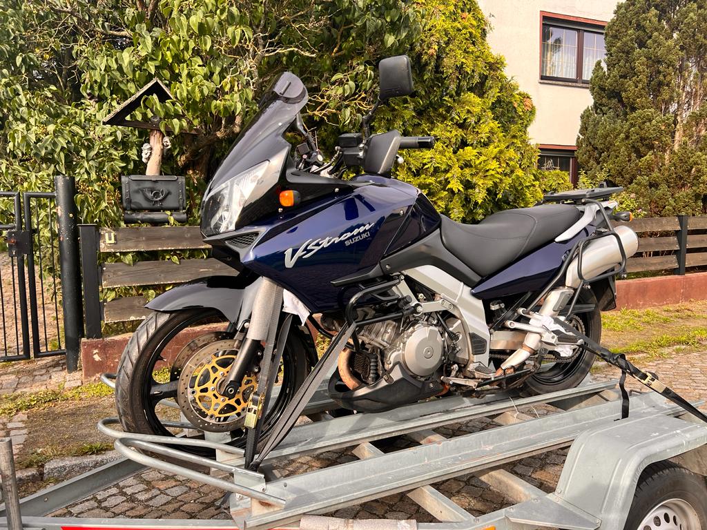 Jak prawidłowo przewozić motocykl na przyczepce? [PRAWO, ZASADY, PORADY]