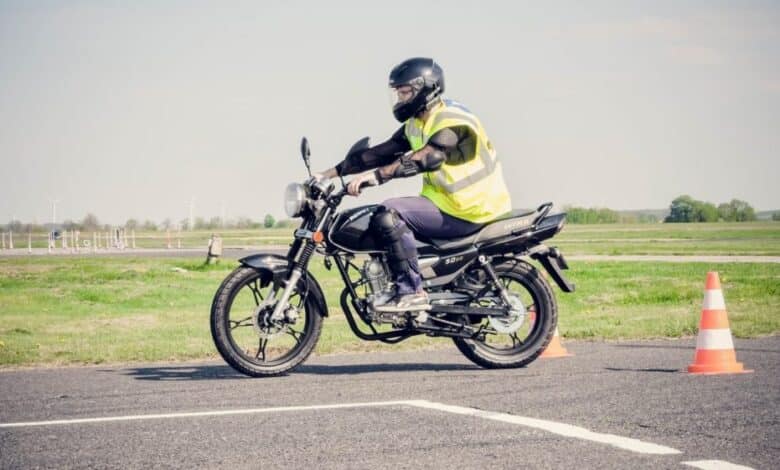 Prawo jazdy kategorii AM 2024 – w jakim wieku można zrobić, jakimi motocyklami jeździć i ile kosztuje? [KOMPENDIUM WIEDZY]