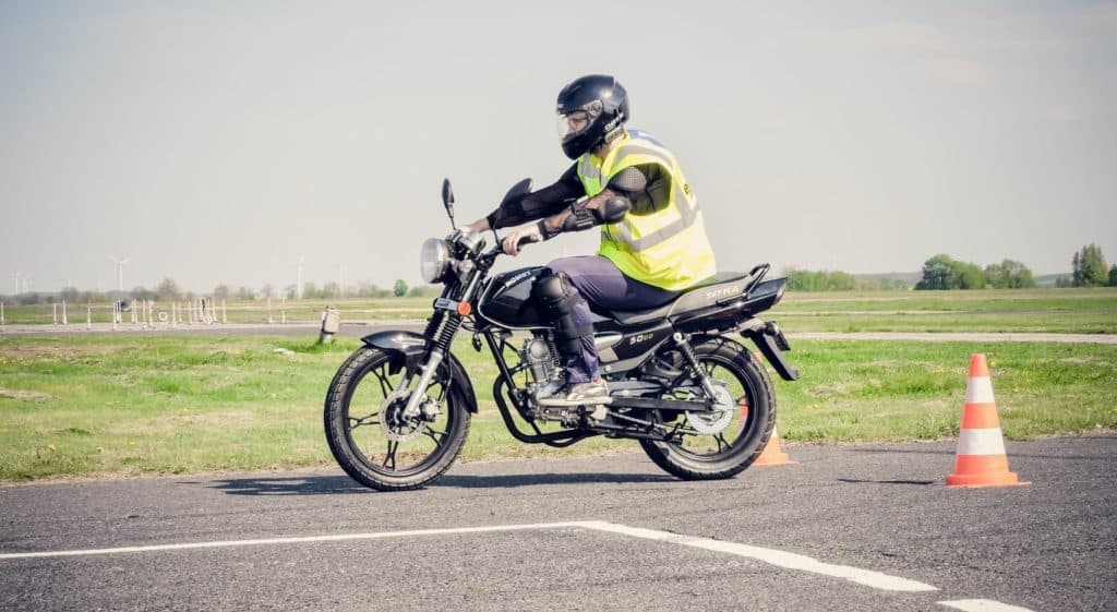 Prawo jazdy kategorii AM 2024 – w jakim wieku można zrobić, jakimi motocyklami jeździć i ile kosztuje? [KOMPENDIUM WIEDZY]