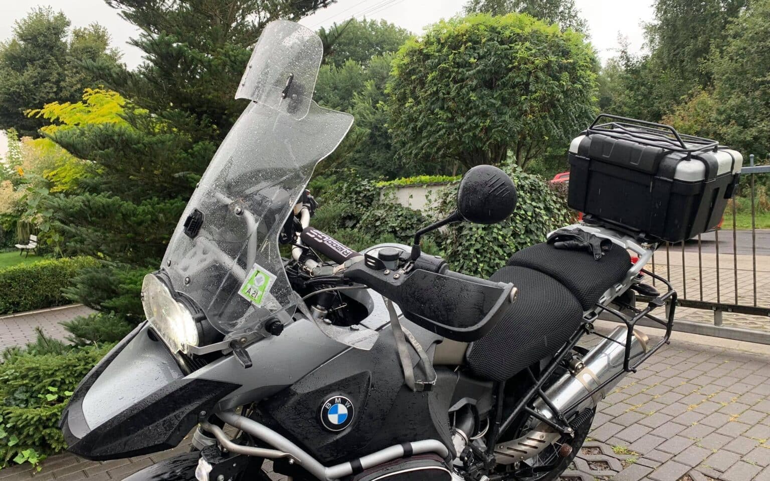 Deflektor motocyklowy – czy warto go kupić i założyć? Co daje i ile kosztuje? [CENA, WADY, ZALETY, MONTAŻ]