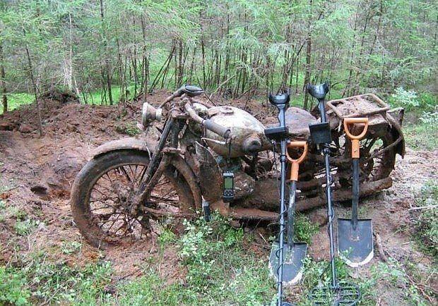 Wykopane motocykle – niesamowite znaleziska schowane przez Matkę Ziemię [GALERIA ZDJĘĆ]