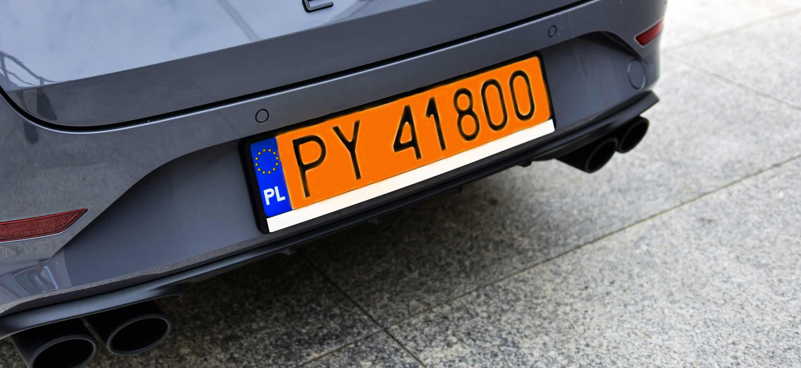 Zmiany w prawie drogowym 2024: pomarańczowe tablice rejestracyjne. Co to jest i dla kogo?